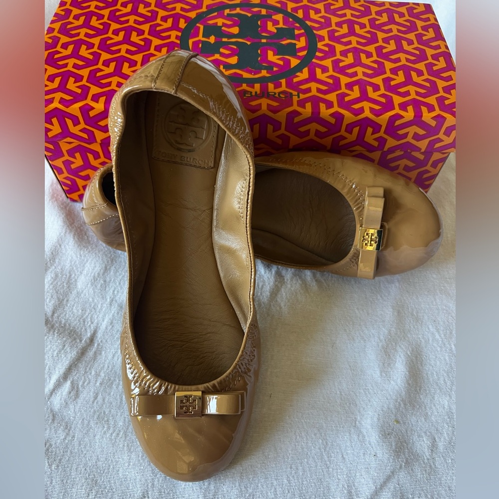 Tory Burch Women's Beige Patent Ballet Flats